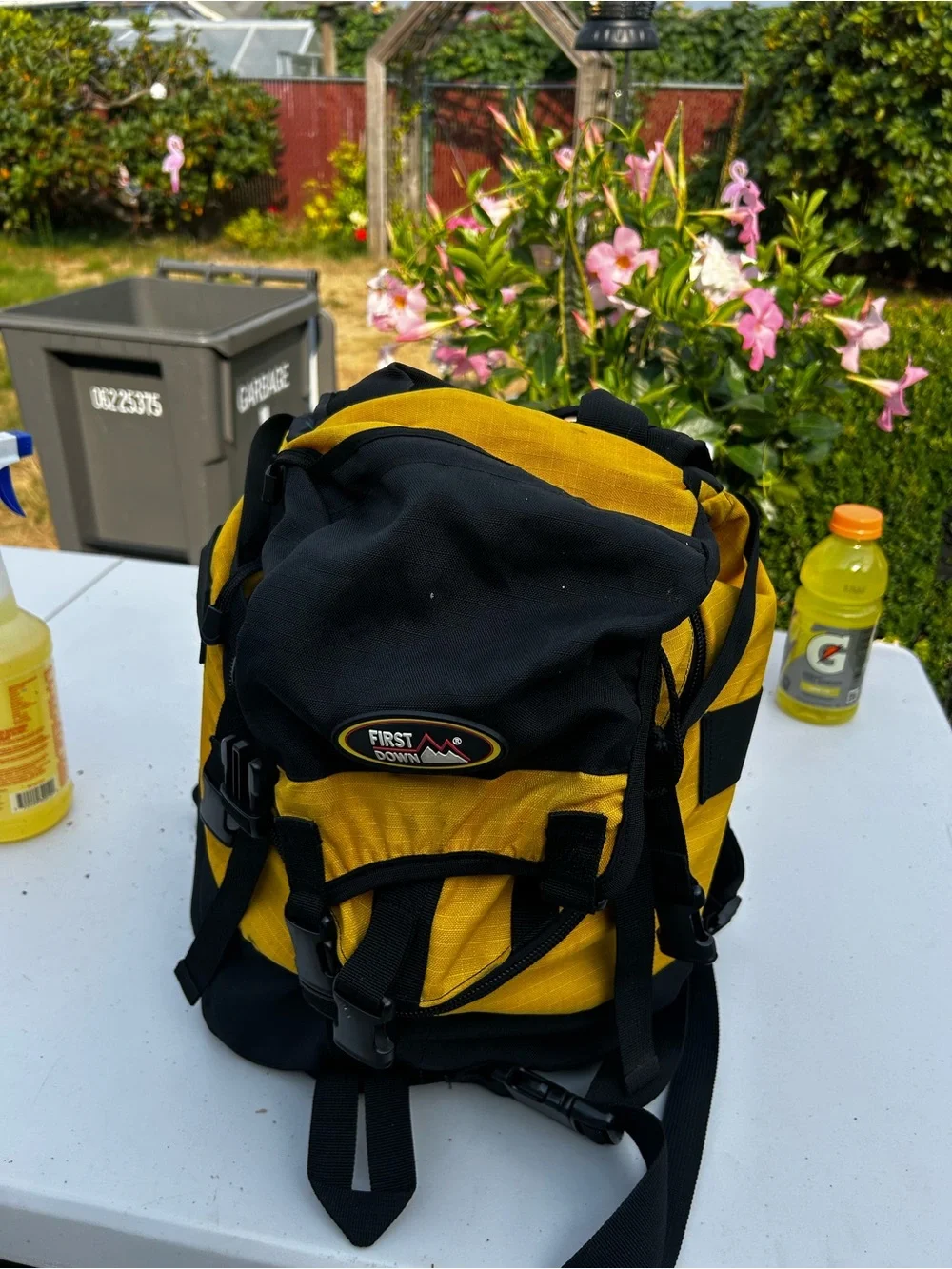 First down Men’s Yellow & Black Hiking Backpack Sz 18”x12”x8”